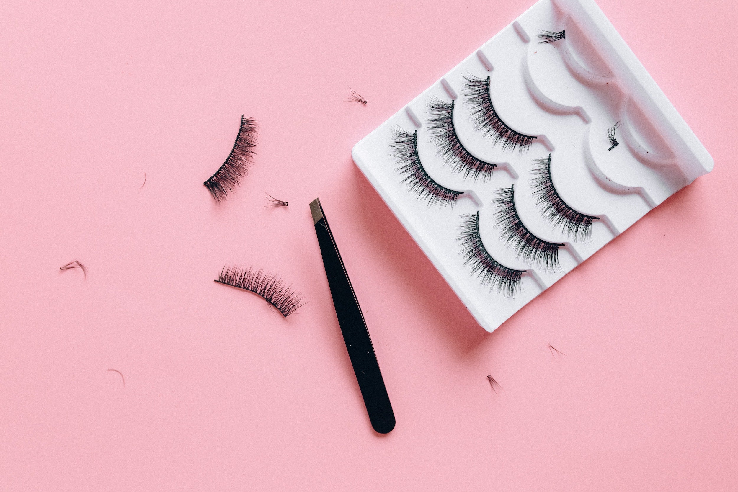 A Guide To Eyelash Extensions and Falsies